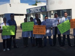 Personal de laboratorio de la SSA, exigen pagos retrasados