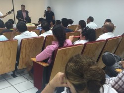 Peritos de la Procuraduría se manifiestan en las instalaciones de SEMEFO