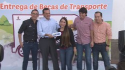 Entregan becas de transporte.