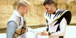 VIDEO: Le pide matrimonio a su novio vestido de Power Ranger
