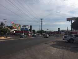 Fuera de servicio semáforo rumbo a la carretera Sanalona y Revolución