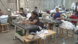 Inquietos los textileros por pagos pendientes del programa de uniformes escolares