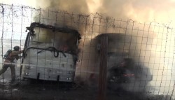 Fuego consume dos camiones