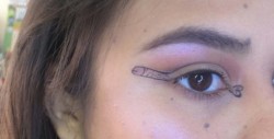 Joven inventa una nueva forma de delineado de ojos en forma de "Pene"