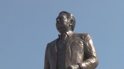 Develan estatua de Leopoldo Sánchez Celis.