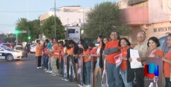 Marchan y forman listón naranja por el Día Internacional para la Erradicación de la Violencia contra la Mujer