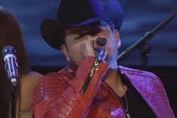 Vetan a Roberto Tapia por interpretar narco-corridos en el palenque