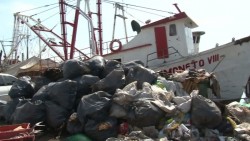 Basura acumulada en el muelle pesquero.