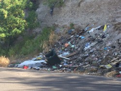 Con basura y hasta sillones en la calle Albert Einstein