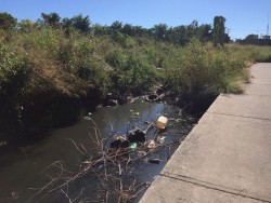 Con agua estancada, basura y llantas canalito del Rincón del Humaya
