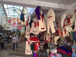 Se prepara el comercio con la venta de accesorios para el día de la Virgen