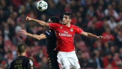 Raúl Jiménez anota en Champions con el Benfica