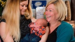 Mujer británica da a luz a su nieto con óvulos congelados de su hija