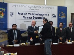 Entrega UAS reconocimiento a investigadores y alumnos destacados