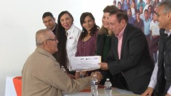 65 personas aprenden a leer y escribir