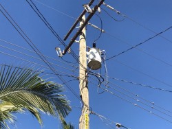 Dos postes en peligro de caer en la Col. Flores Magón
