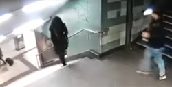 VIDEO: hombre tiró por las escaleras a una mujer en metro de Berlin
