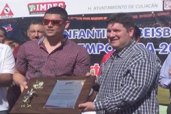 Roberto Osuna de fiesta en la Culiacán AC