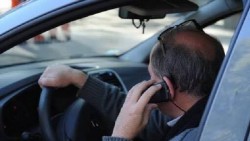 Justo y necesario sancionar a quien utiliza el celular mientras maneja