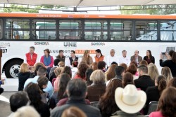 Entrega Gobernadora Pavlovich 30 unidades de Transporte Naranja