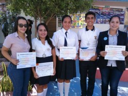 Reconocen a estudiantes destacados de preparatoria
