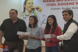 Maria del Rosario e Itzel reciben estímulos
