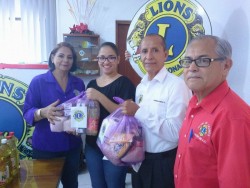 Leones  entregan donativo a TVP para  "Regalo de Alegría"
