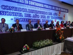 Reconocen trayectoria profesional de contadores públicos