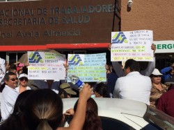 Realizan marcha trabajadores del Sector Salud