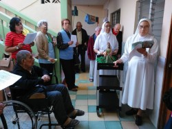 Celebran posada en asilo de ancianos