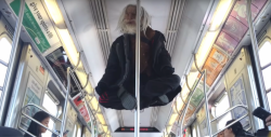 VIDEO: ¿Vagabundo levitando en el metro de NY?