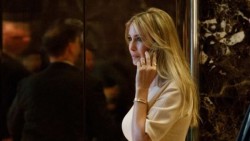 Hombre increpa a Ivanka Trump en avión y es expulsado del vuelo