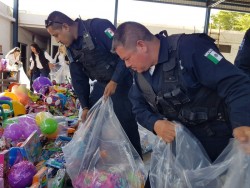 Policías de Ahome llevan juguetes a niños de escasos recursos