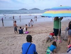 Turistas aprovechan días cálidos para disfrutar de la playa