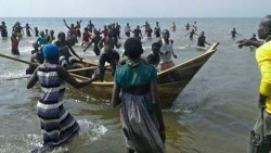 Se hunde barco en Uganda con equipo de fútbol a bordo