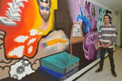 Leonardo Murillo pinta mural con ideales