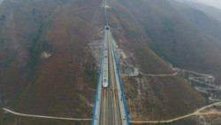 China inaugura uno de los trenes más largos del mundo