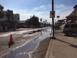 Fuerte fuga de agua se registra en la Col. 6 de enero