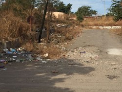 Tramo destrozado y lleno de basura en Rincón del Parque