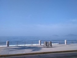 Neblina cubre la vista panorámica de la bahía