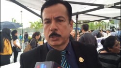 Protestan policías en activo y viudas en toma de protesta de Quirino Ordaz