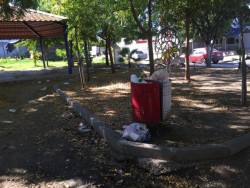 Parque con mucha basura, en colonia Ignacio Allende