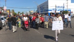 Marchan en contra del aumento al precio de la gasolina