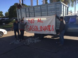 Ciudadanos mantienen bloqueado acceso a las instalaciones de PEMEX