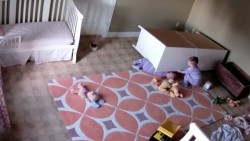 Bebé de dos años salva a su hermano gemelo de ser aplastado por una cajonera