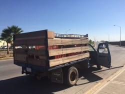 Sigue camioneta abandonada con alrededor de 3 mil litros de gasolina