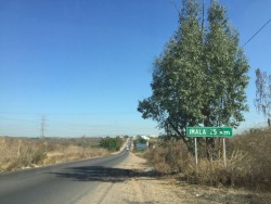La carretera que conduce a Imala no cuenta con rayas blancas