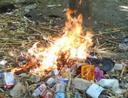 Niño se quema al intentar apagar fuego