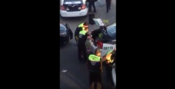 Presentan ante MP a policías captados en video mientras saqueaban