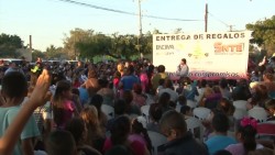 SNTE 53 Y ENCIMA entregan regalos a niños